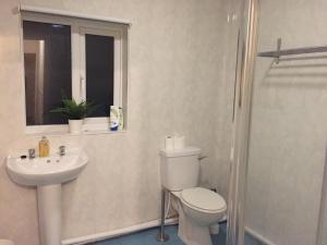 A bathroom at Golden Triangle Rooms