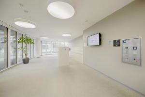 un pasillo vacío en un edificio de oficinas con una maceta en HITrental Allmend Comfort Studios, en Lucerna