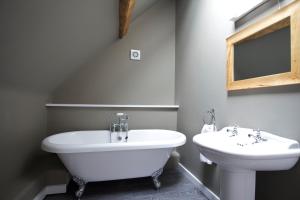 A bathroom at The Kings Arms 
