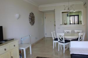 Telewizja i/lub zestaw kina domowego w obiekcie Roda Golf & Beach Resort, Murcia