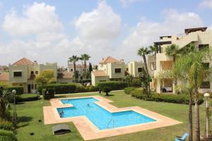 בריכת השחייה שנמצאת ב-Roda Golf & Beach Resort, Murcia או באזור