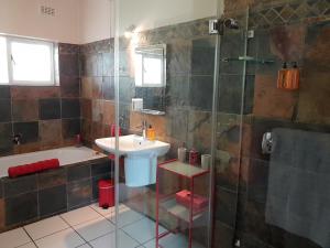 Koupelna v ubytování African Breeze Guesthouse
