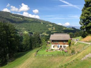 Klosters SerneusにあるFerienwohnungの草の丘の上の家 眺望あり