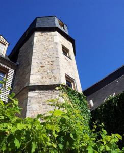 ルマンにあるLogis Saint-Flaceauの建物横の高いレンガ造りの塔