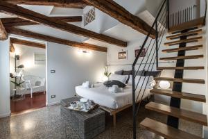 sypialnia z łóżkiem i schodami w obiekcie Design District Apartment R&R w Wenecji