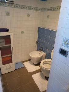 bagno con servizi igienici e bidet di Luino Centro a Luino