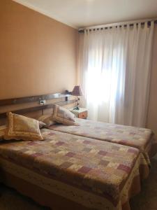Łóżko lub łóżka w pokoju w obiekcie Hostal Vall d'Àssua