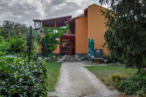 Ogród w obiekcie Aranypatkó Fogadó-Étterem