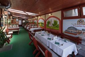 Restauracja lub miejsce do jedzenia w obiekcie Aranypatkó Fogadó-Étterem
