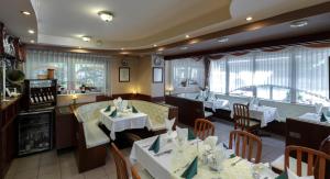 Restauracja lub miejsce do jedzenia w obiekcie Aranypatkó Fogadó-Étterem