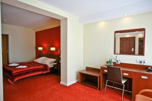Posteľ alebo postele v izbe v ubytovaní Hotel Chabrowy Dworek