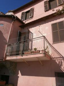 een balkon aan de zijkant van een gebouw bij Risorgimento Apartment in Cipressa