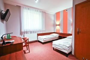 Posteľ alebo postele v izbe v ubytovaní Hotel Chabrowy Dworek + 37 fotografií
