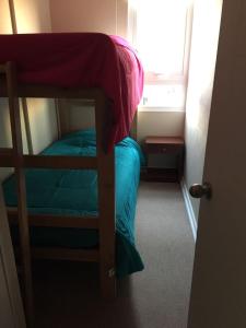 1 dormitorio con 2 literas y ventana en Departamento Viña del Mar, en Viña del Mar