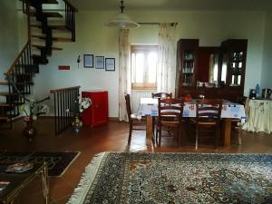 eine Küche und ein Esszimmer mit einem Tisch und Stühlen in der Unterkunft La dimora di Radha B&B Centro Olistico in Rende