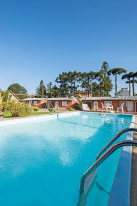 A piscina localizada em Hotel Galo Vermelho ou nos arredores