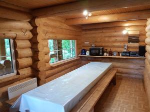 Habitación grande de madera con banco en una cabaña de madera en Soomaa Water Camp, en Jõesuu