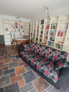 a living room with a couch and a table at B&B Paternocchio in Montefiascone