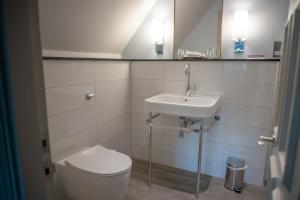 A bathroom at Hogarths Stone Manor 