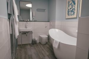 A bathroom at Hogarths Stone Manor 