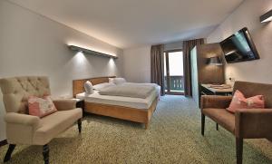 Telewizja i/lub zestaw kina domowego w obiekcie Panoramahotel Fliesserhof