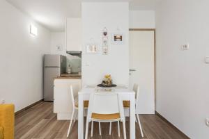 Kuchyň nebo kuchyňský kout v ubytování Apartments Cezar