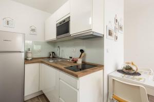 Kuchyň nebo kuchyňský kout v ubytování Apartments Cezar
