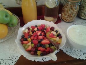 uma taça de fruta com uma colher na mesa em Sea Lodge B&B em Durrus