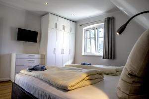 a bedroom with two beds and a window at Ferienhaus VINETA Schneckenhus LODDIN in Loddin