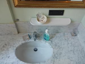 A bathroom at Amber Apartment