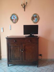 A television and/or entertainment centre at Amber Apartment