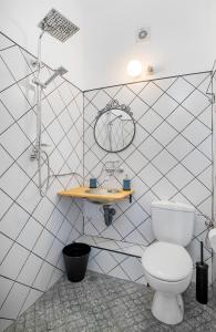 een badkamer met een toilet en een wastafel bij Generaator Sofia in Sofia