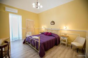 1 dormitorio con 1 cama, mesa y sillas en B&B Nonna Lella, en Palo del Colle