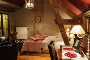 a bedroom with a bed and a desk with a table sidx sidx at B&B Het Hof van Petronilla in Gooik