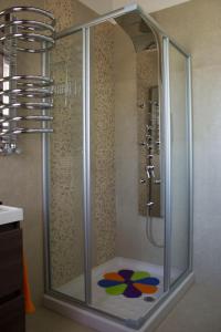 W łazience znajduje się prysznic ze szklanymi drzwiami. w obiekcie B&B Le Quattro Stagioni w mieście Foggia