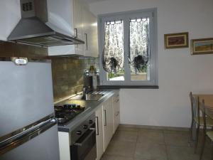 een keuken met een fornuis, een wastafel en een raam bij Nicla in Fiorino