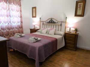 Un dormitorio con una cama con dos toallas encima. en Casas Rurales La Loma, en Riópar 55 fotos más