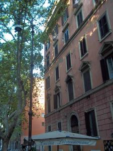 un edificio con sombrilla frente a un edificio en Il Pretoriano, en Roma