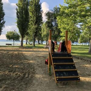 einen Spielplatz mit Rutsche in einem Park in der Unterkunft Sziszi nyaralóház in Balatonszárszó