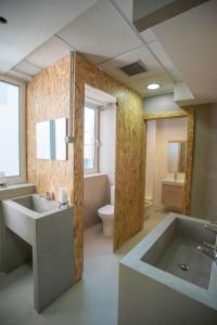 A bathroom at Bedway Athens Hostel