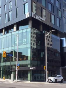 un coche está estacionado frente a un edificio en Le Germain Hotel Ottawa, en Ottawa