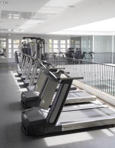 una fila de máquinas de cardio en un gimnasio en Il Campanario Villagio Resort Apto Studio 2111, en Florianópolis