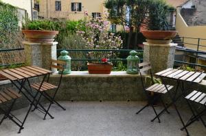 a garden area with benches and plants at Villa Gini in Pisa