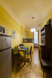 フィレンツェにあるPiccolo Sogno flatのキッチン、ダイニングルーム(テーブル、冷蔵庫付)