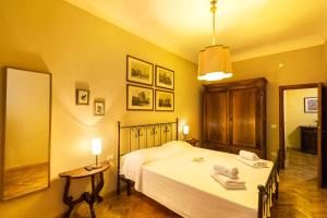 フィレンツェにあるPiccolo Sogno flatのベッドルーム1室(ベッド1台、タオル2枚付)