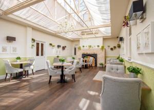 Posezení v ubytování The Highworth Hotel