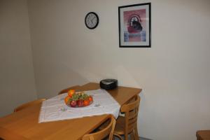 einen Tisch mit einer Obstschale darüber in der Unterkunft Ferienwohnungen-Goldbach Erdgeschoss in Regensburg