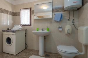Koupelna v ubytování Guest House Robert i Mirna + 37 fotografií