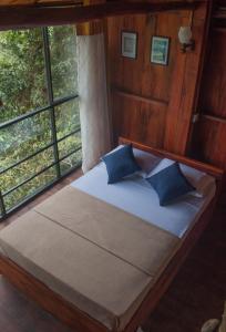En eller flere senger på et rom på Tree Houses by Jungle River