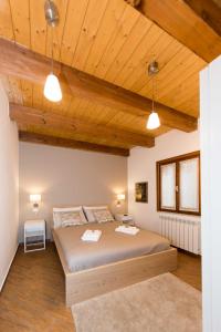 1 dormitorio con cama grande y techo de madera en Lasi house, en Serra San Bruno